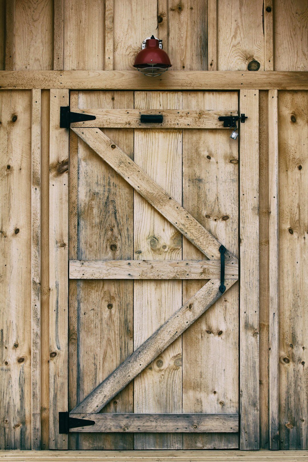 Close up of a studio fresnel light fixture with barn doors