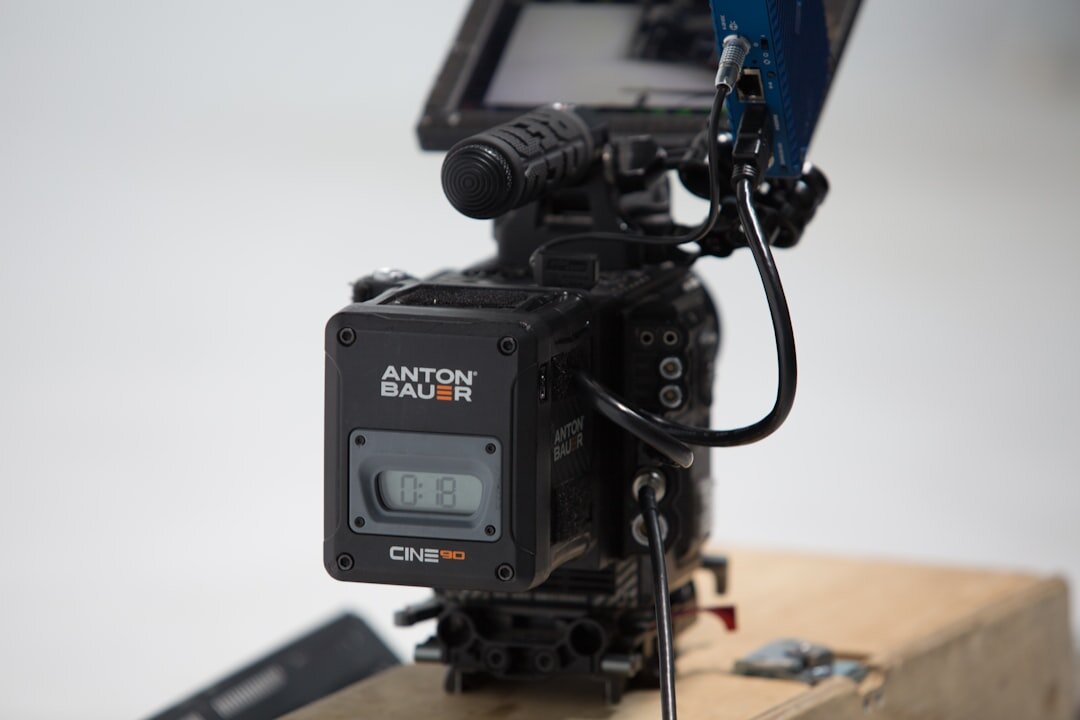 Broadcast camera fitted with a teleprompter screen